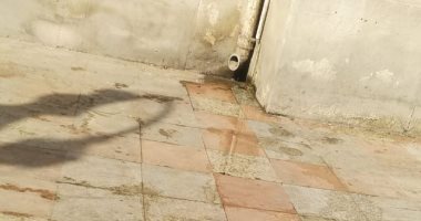 صور.. شكوى من صرف ماسورة الصرف الصحى بمجمع التحرير على الممشى العام