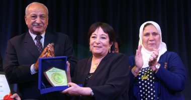 تكريم سميرة عبد العزيز بمهرجان "المسرح الحر" بجامعة عين شمس