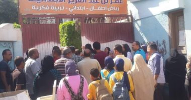 صور.. "علشان يروحوا بدرى".. أولياء أمور يتجمهرون أمام مدرسة ابتدائية بفايد