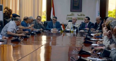 محافظ الأقصر ومدير الأمن يجتمعان بقيادات السياحة والفنادق للاستعداد للشتاء