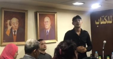 شاهد.. شباب يحتفلون بذكرى أكتوبر بغناء "حب الوطن" بالمركز الدولى للكتاب
