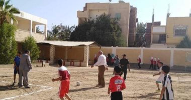 فيديو وصور.. محافظ الوادى الجديد يشارك تلاميذ مدرسة الراشدة مباراة كرة قدم