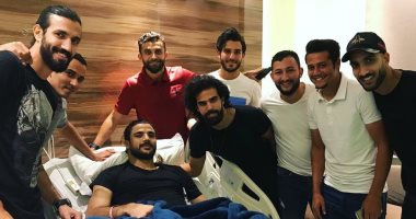 عرفة السيد يغادر المستشفي بعد جراحة الصليبي