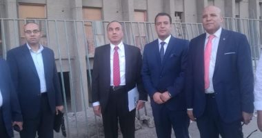نقيب الصحفيين يتفقد موقع مستشفى الإصابات الجامعى الجديد بأسيوط 