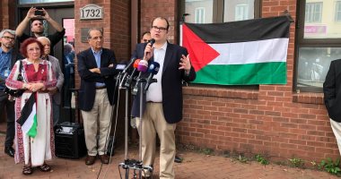 صور.. إزالة لافتة منظمة التحرير الفلسطينى والقائم بأعمال البعثة يعلن إنهاء عملها