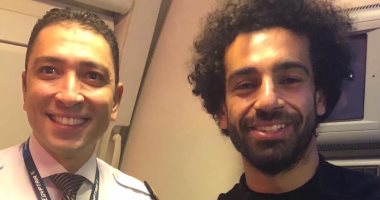 طاقم طائرة مصر للطيران يلتقطون صور تذكارية مع محمد صلاح
