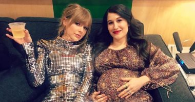 تايلور سويفت تحتفل بحمل كلار وينتور بـكواليس" American Music Awards " 