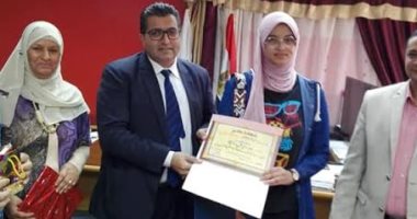 وكيل تعليم جنوب سيناء يكرم الطالبة "نهال صالح" لمشاركتها فى مسابقة الباحثين الشباب 