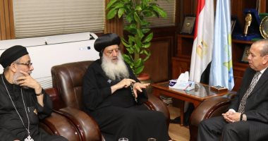محافظ كفر الشيخ يلتقى الأنبا بولا.. ويؤكد: المسلم والمسيحى إيد واحدة