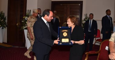 شاهد.. لحظة تكريم الرئيس السيسى لاسم اللواء باقى زكى