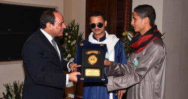السيسى يكرم اثنين من قادة حرب أكتوبر وأحد مصابى العمليات فى سيناء