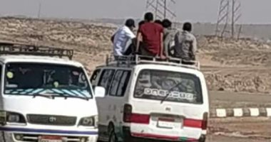 صور.. طلاب جامعة أسوان يستقلون سيارات نصف نقل وأسطح "الميكروباص"