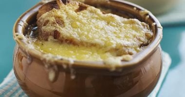 كفاية لسان عصفور.. طريقة عمل شوربة البصل الفرنسية