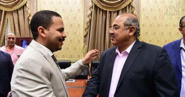 رئيس اللجنة الأولمبية يهنأ رئيس "رياضة النواب" ويهديه درع المسلة الفرعونية 