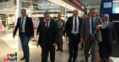 جولة لرئيس القابضة للمطارات فى مبانى الركاب 2 و3 بمطار القاهرة.. صور