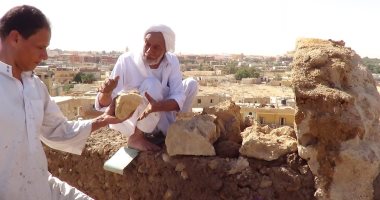 صور.. شيخ البنائين بـ"سيوة" علم العشرات للحفاظ على طراز الواحة
