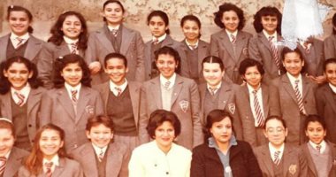زمان وأنا صغير.. تعرف على التلميذة رانيا محمود ياسين وسط زميلاتها