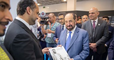 حاكم الشارقة يطلع على النسخة الألمانية لكتاب "كلمات القائد.. الشيخ زايد"