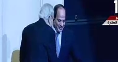 قائد الفرقة 19 مشاة فى حرب أكتوبر يقدم هدية تذكارية للرئيس السيسى