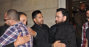 صور .. خالد سليم وأكرم حسنى ونجوم الغناء يواسون حماقي فى وفاة عمته