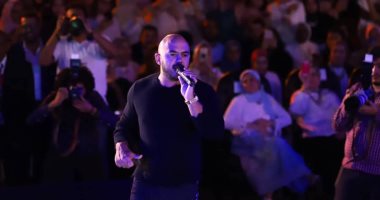 صور.. محمود العسيلى يحيى حفل تخرج طلاب جامعة الاسكندرية تحت الأمطار