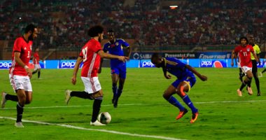 فيديو.. محمد صلاح يغادر مُصاباً والمنتخب يكمل اللقاء بـ10 لاعبين