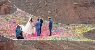 لو ده جنان اتجنن.. شاهد عروسان يحتفلان بزفافهما على قمة الجبال