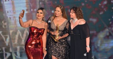 تكريم ليلى علوى عن مشوارها السينمائى بحفل ACA وإلهام شاهين تسلمها الجائزة