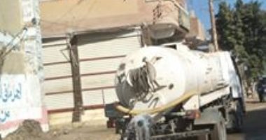صور.. مواطن يشكو قيام سيارة بإهدار الماء ورشها بالشارع