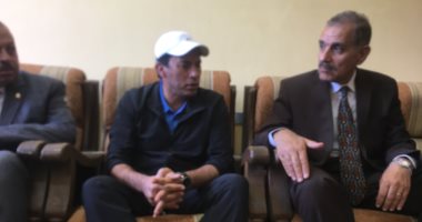 صور .. وزير الرياضية يفاجئ مركز شباب بنى رافع لمتابعة إنشاءات معلب كرة القدم