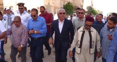 صور.. محافظ مطروح يوجه بمراجعة إزالة الإشغالات خلال تفقده حى الشروق