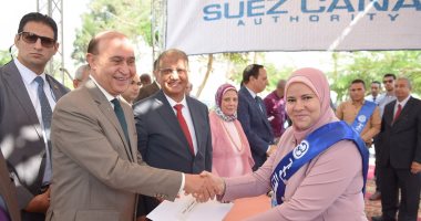 صور.. مهاب مميش يُكرم المتفوقين من العاملين بهيئة قناة السويس