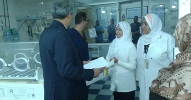 صور.. وكيل صحة البحر الأحمر يحيل 22 طبيب وموظف للتحقيق