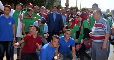 فيديو وصور..  محافظ القليوبية يشارك بمبادرة "شارك ونظف".. ويؤكد: سيتم اختيار أفضل قرية