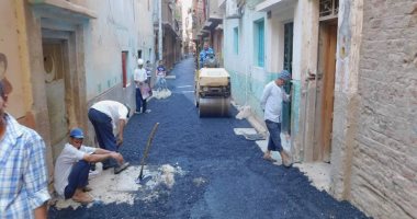 رصف شارع محمود رشوان وأسفل كوبرى الهلالى و5 شوارع بمنطقة الوليدية بأسيوط