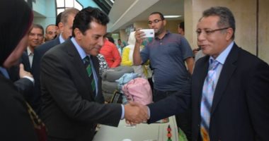 وزير الشباب ومحافظ أسيوط يفتتحان معرض جهاز المشروعات المتوسطة والصغير