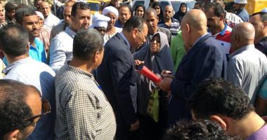 محافظ الشرقية يتجول فى شوارع كفر صقر ويستمع لشكاوى المواطنين 