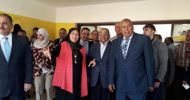 صور.. وزير التنمية المحلية يفتتح بانوراما 6 أكتوبر بمدرسة نجيب محفوظ الثانوية بالخارجة 