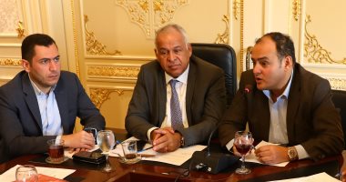 صور.. النائب فرج عامر يرفع مذكرة لرئيس البرلمان اعتراضا على "لائحة التنمية الصناعية"