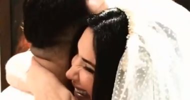 بالطرحة البيضاء.. عزومة من أصدقاء عبير صبرى وزوجها على العشاء