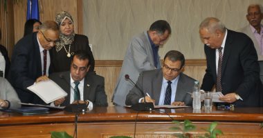 صور.. وزير القوى العاملة يوقع بروتوكول تعاون مع جامعة قناة السويس لتطوير ثقافة العمل الحر