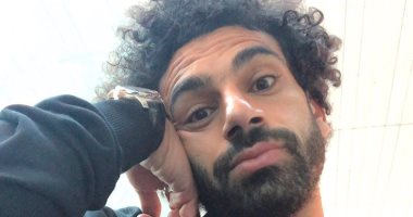 شاهد محمد صلاح داخل مطار القاهرة قبل مغادرته إلى ليفربول
