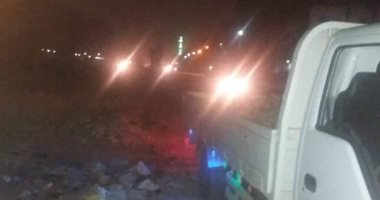 صور.. الجيزة تضبط 10 سيارات تلقى مخلفات هدم بالطرق ليلاً