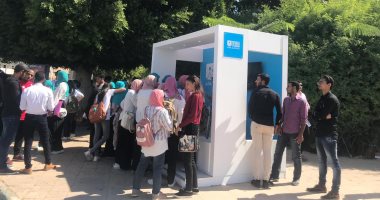 توافد طلاب جامعة أسيوط على مكتب التسجيل للمشاركة فى منتدى شباب العالم
