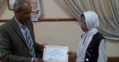 وكيل تعليم الأقصر يكرم طالبة لإعادتها مبلغ مالى لمالكه 