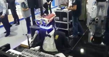 الروبوت تيوترونيكا يعزف "حبيبى يا نور العين" داخل جيتكس دبى