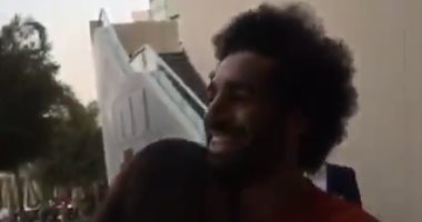 شاهد.. محمد صلاح يُلبى رغبة إحدى معجباته بعد بكائها 