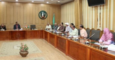 سكرتير عام المنوفية يعقد اجتماعا لبحث خطة المحافظة لتطوير شبكات الكهرباء