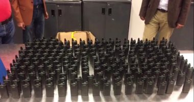 صور.. إحباط تهريب 200 جهاز لا سلكى بمطار القاهرة