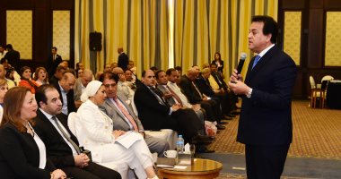 صور.. وزير التعليم العالى: "عندنا 50 ألف وافد ويقولك جامعاتنا مش بتعرف تفك الخط"